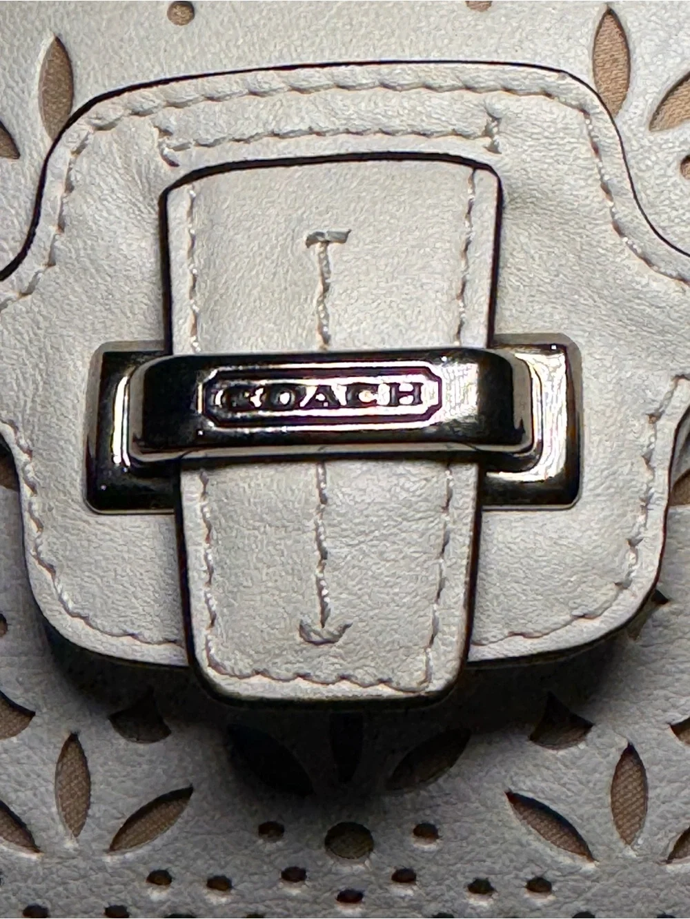 Coach White Floral Laser Cut Leather Magnetic Wristlet Clutch Purse Auth EUC